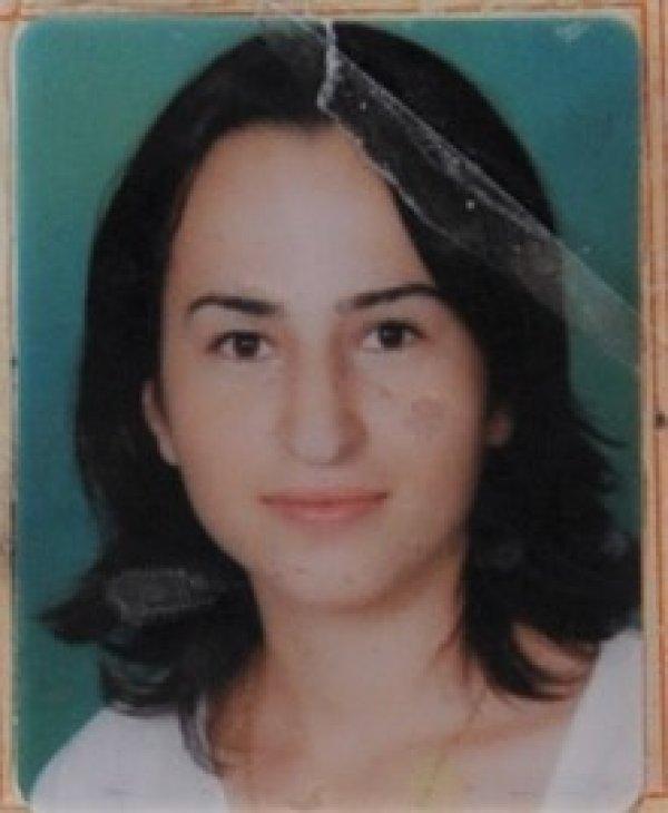 Babasının evinde olan eşini 14 yerinden bıçakladı