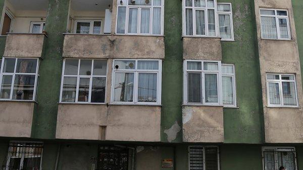 Esenyurt'ta depremden hasar gören bina boşaltıldı