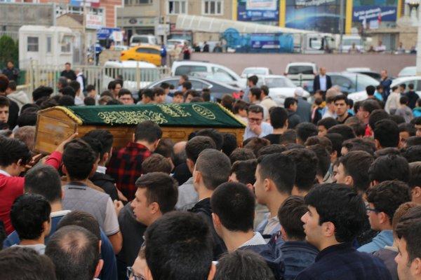 Öğrencilerinden depremde kalp krizi geçiren öğretmene veda