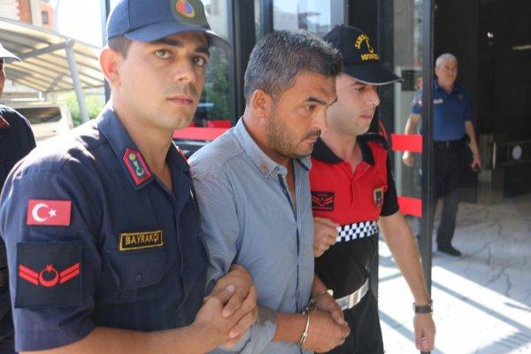 Eşini öldüren zanlı adliyeye kanlı gömleğiyle geldi