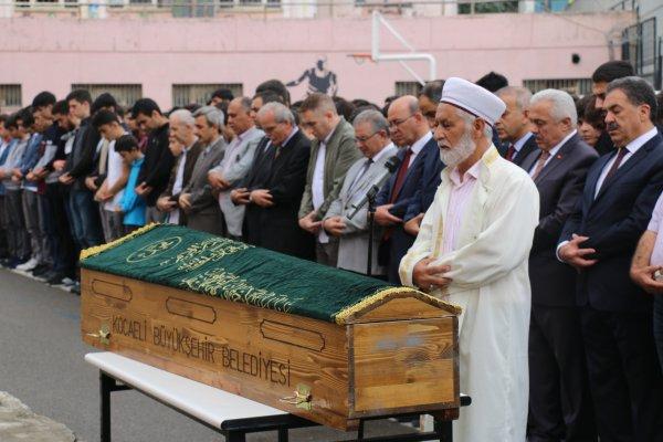Öğrencilerinden depremde kalp krizi geçiren öğretmene veda