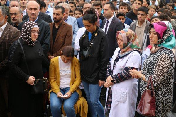 Öğrencilerinden depremde kalp krizi geçiren öğretmene veda