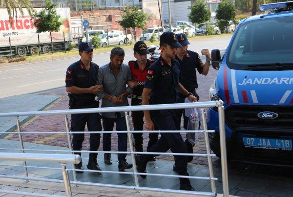 Eşini öldüren zanlı adliyeye kanlı gömleğiyle geldi