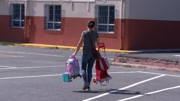 Silivri'deki mühürlenen okuldan malzemeler taşındı