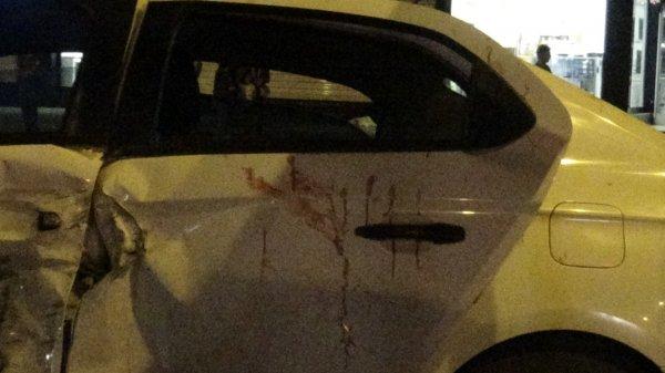 Kırmızı ışıkta geçen otomobil, reklam panosuna uçtu