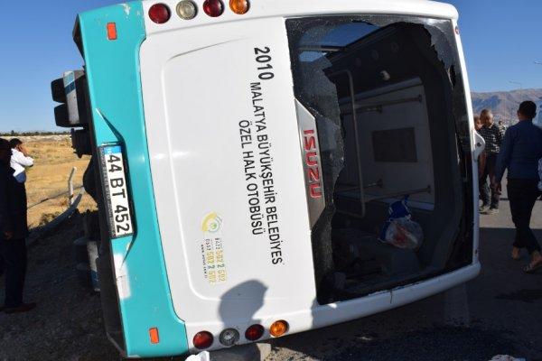 Malatya'da halk otobüsü devrildi: 26 yaralı