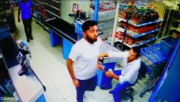 Markette silahlı kavga: 4 yaralı