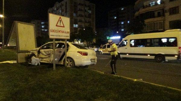 Kırmızı ışıkta geçen otomobil, reklam panosuna uçtu