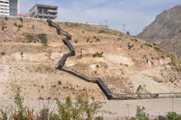 Gümüşhane'de öğrenciler için yamaca yurt yapıldı