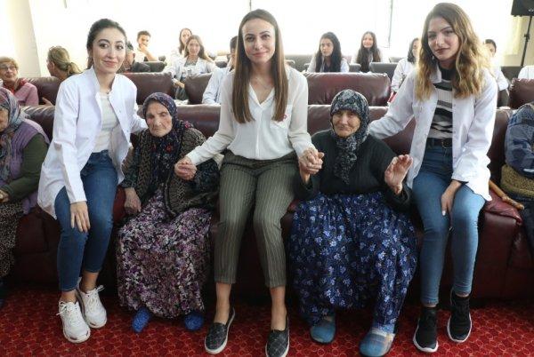 Huzurevindeki altın kızlara 100'üncü yaş pastası