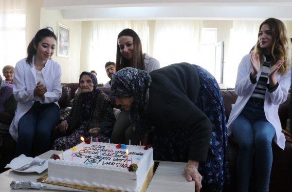 Huzurevindeki altın kızlara 100'üncü yaş pastası