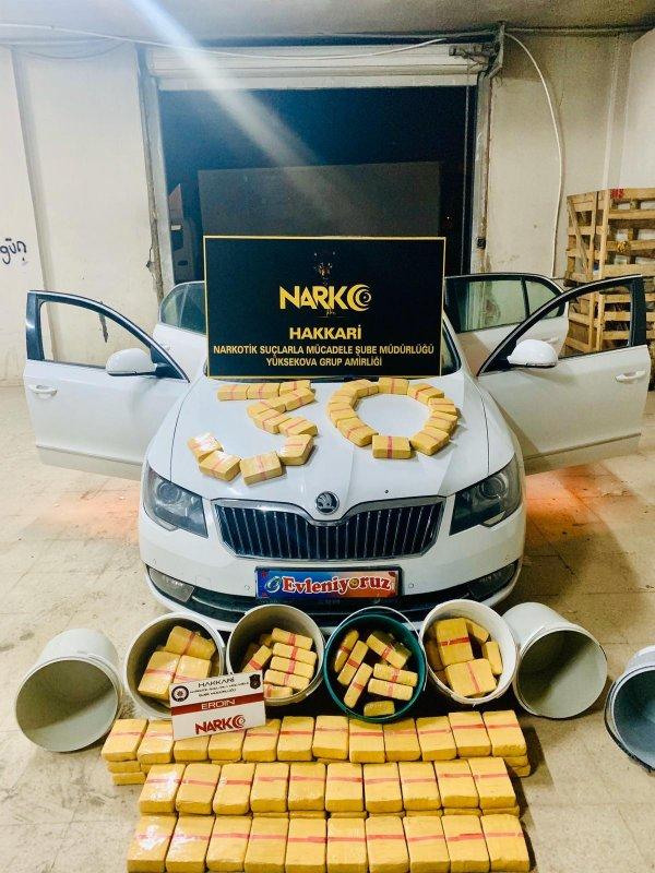 Yüksekova’da bir araçtan kova kova eroin çıktı
