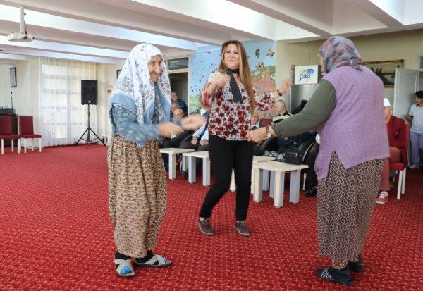 Huzurevindeki altın kızlara 100'üncü yaş pastası