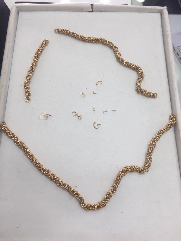 Turist gibi girdiği kuyumcuyu dolandırdı