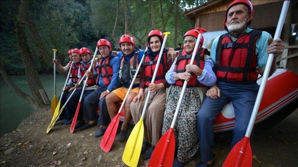 Dedelerle ninelerin rafting heyecanı