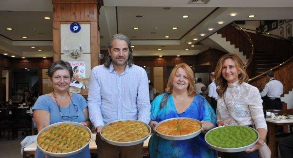 Yunan gazetecilerden baklava itirafı