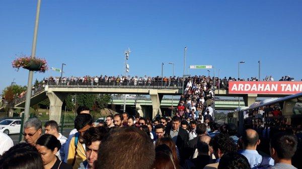 Altunizade metrobüs durağında yoğunluk sürüyor