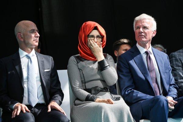 Jeff Bezos, Kaşıkçı anmasına katıldı