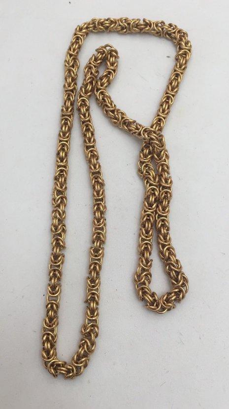 Turist gibi girdiği kuyumcuyu dolandırdı