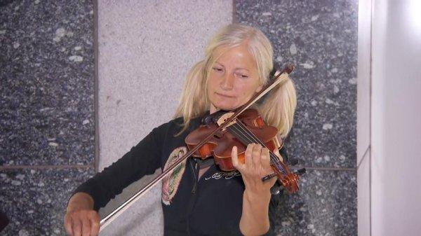 Evsiz kadın bir anda tüm dünyanın dikkatini çekti