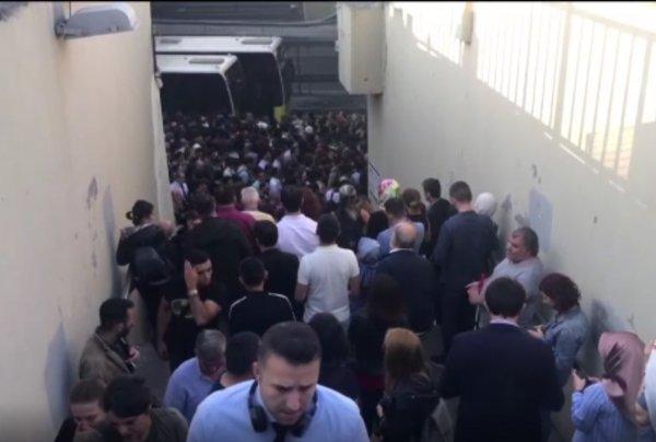 Zincirlikuyu'da metrobüs yoğunluğu