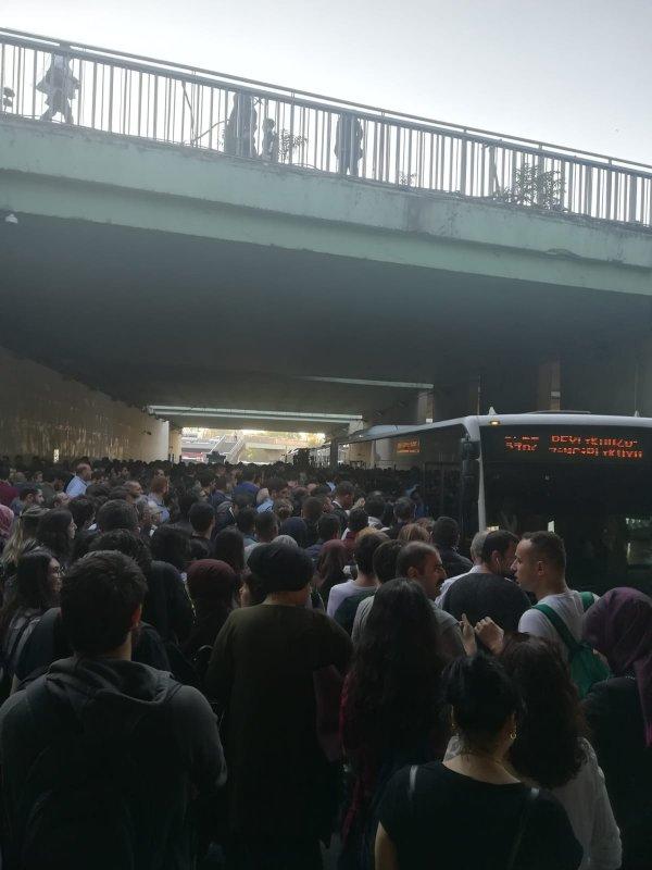 Zincirlikuyu'da metrobüs yoğunluğu