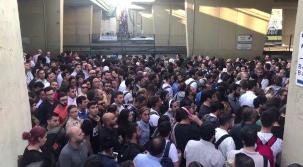 Zincirlikuyu'da metrobüs yoğunluğu