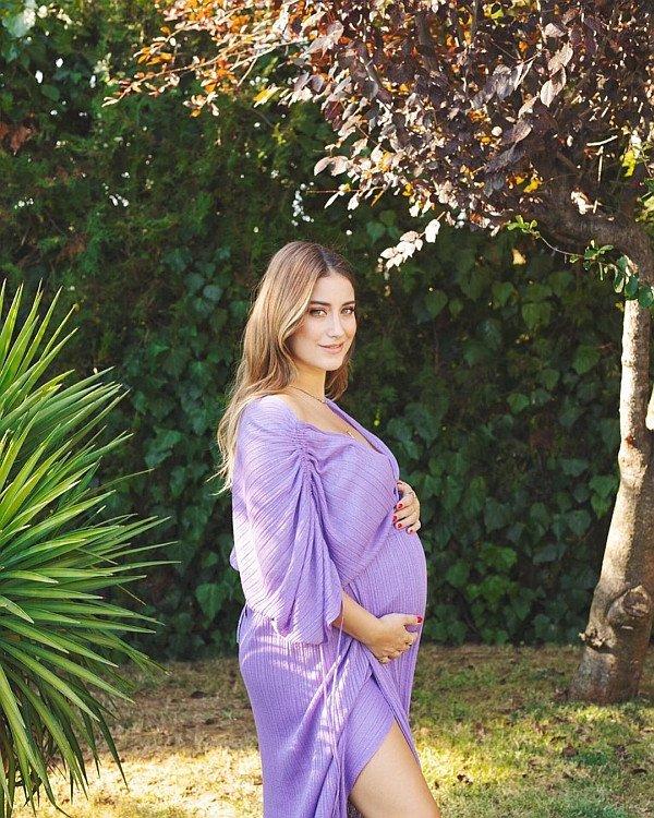 Hazal Kaya - Ali Atay çiftinden mutlu aile pozu