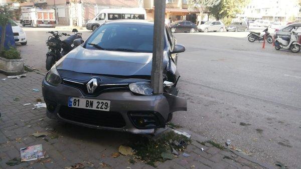 Dikkatsiz sürücü, bisiklete ve direğe çarptı: 3 yaralı