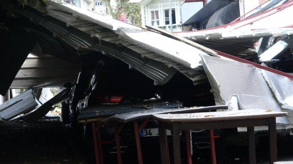 Maltepe'de okul çatısı araçların üzerine uçtu