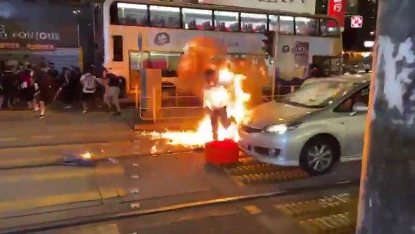 Hong Kong'da çocuk protestocuyu vuran polise saldırı