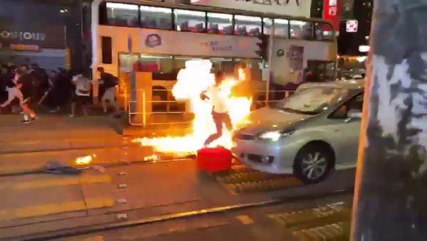 Hong Kong'da çocuk protestocuyu vuran polise saldırı