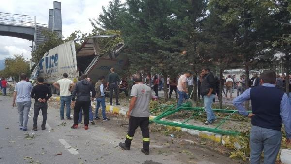 Sakarya'da tır durağa daldı: 2 ölü