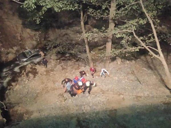 Trabzon'da otomobil dereye yuvarlandı: 1 ölü 2 yaralı