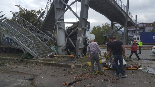 Sakarya'da tır durağa daldı: 2 ölü