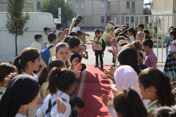 Okul müdürü öğrencilerini kırmızı halıda karşıladı