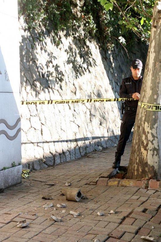 Kaldırımda yürürken üzerine beton boru parçası düştü