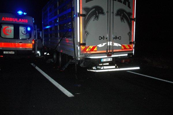 Diyarbakır'da üç araç birbirine girdi: 2 ölü, 4 yaralı