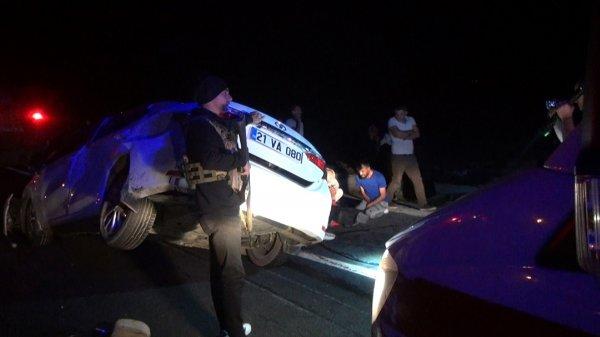 Diyarbakır'da üç araç birbirine girdi: 2 ölü, 4 yaralı