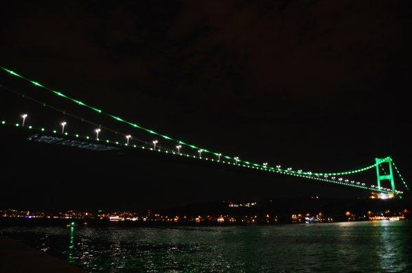 İstanbul’un simgeleri, Serebral Palsi için yeşile büründü