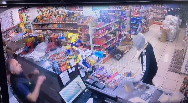 Girdikleri marketi keserle soydular