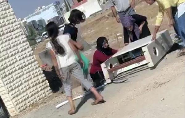 Kadın ve çocuklar elektrik panosunu söktü