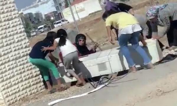 Kadın ve çocuklar elektrik panosunu söktü