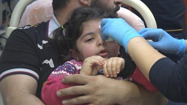 Minik Havvanur yapıştırıcıyı gözüne sürdü