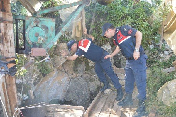 Definecilerin açtığı kuyuya düştü