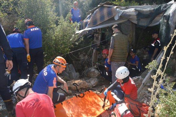 Definecilerin açtığı kuyuya düştü