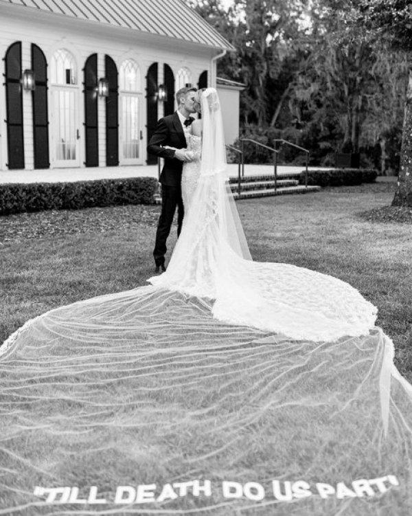 Hailey Bieber gelinliğini gösterdi