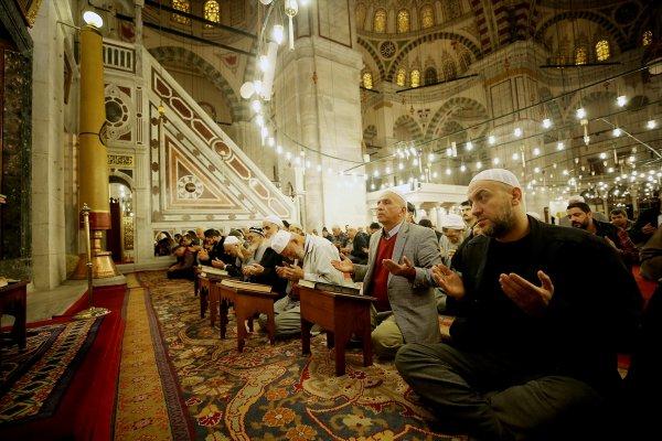 Camilerde Fetih Suresi okundu, dualar edildi