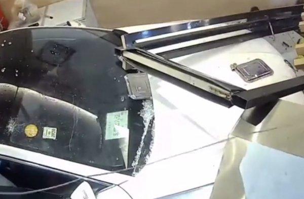 Çin'de restorana dalan araba kadını ezdi