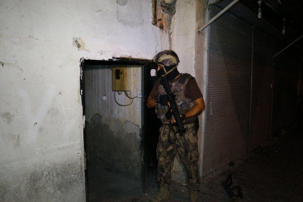 Adana merkezli 5 ilde şafak operasyonu